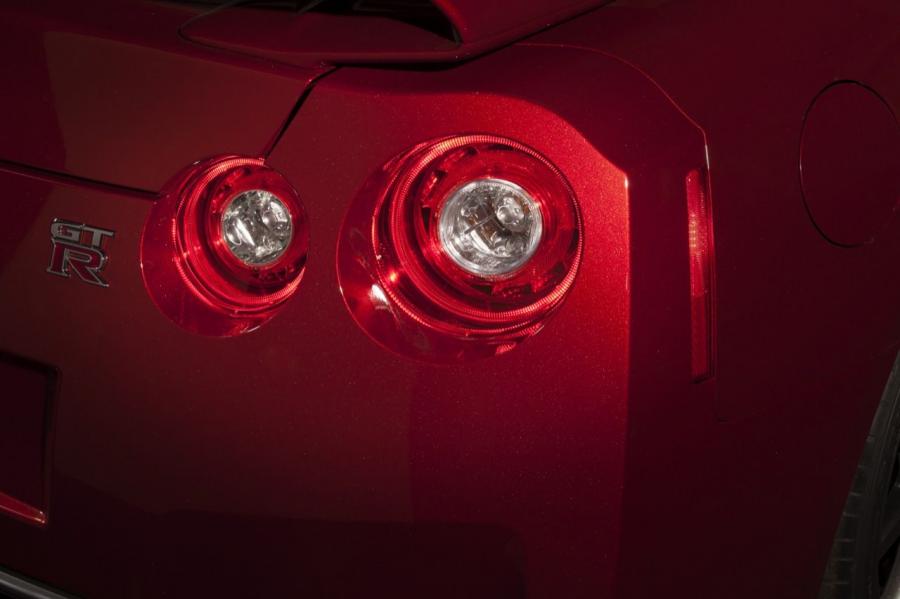  Nissan GT-R 2015 года  (фото 8 из 56)